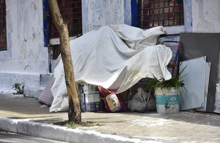 Improvisados campamentos como este, que encontramos en la calle Yegros, hacen parte del paisaje del centro.