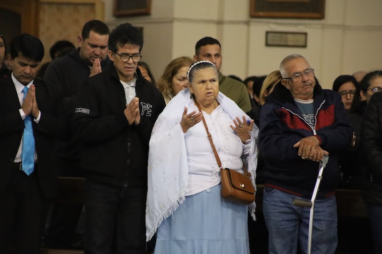 Como cada domingo, la Basílica de Caacupé recibió a una importante cantidad de fieles que participaron de la celebración religiosa.