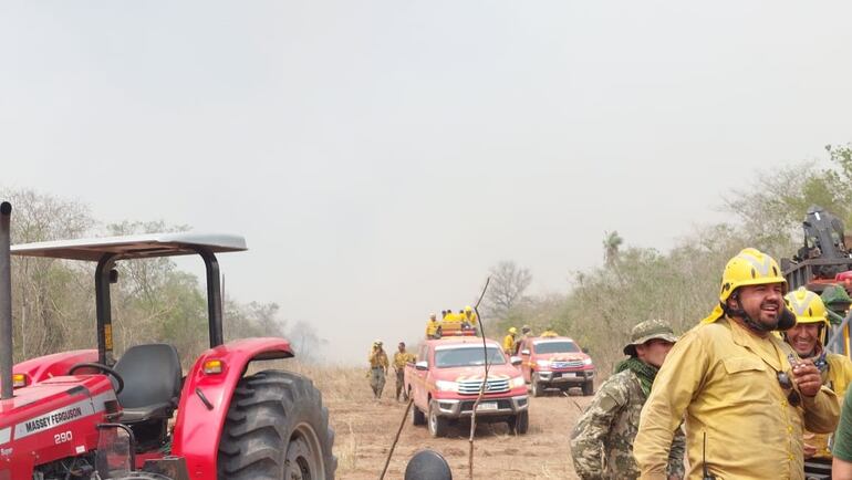 Numerosos bomberos, militares y peones de estancias lucharon por varios días contra los incendios en la zona de Chovoreca.