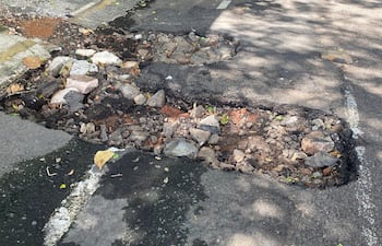 Ciclista cayó en un bache de la bicisenda de la calle Iturbe de Asunción, y quedó con heridas y la bicicleta dañada.