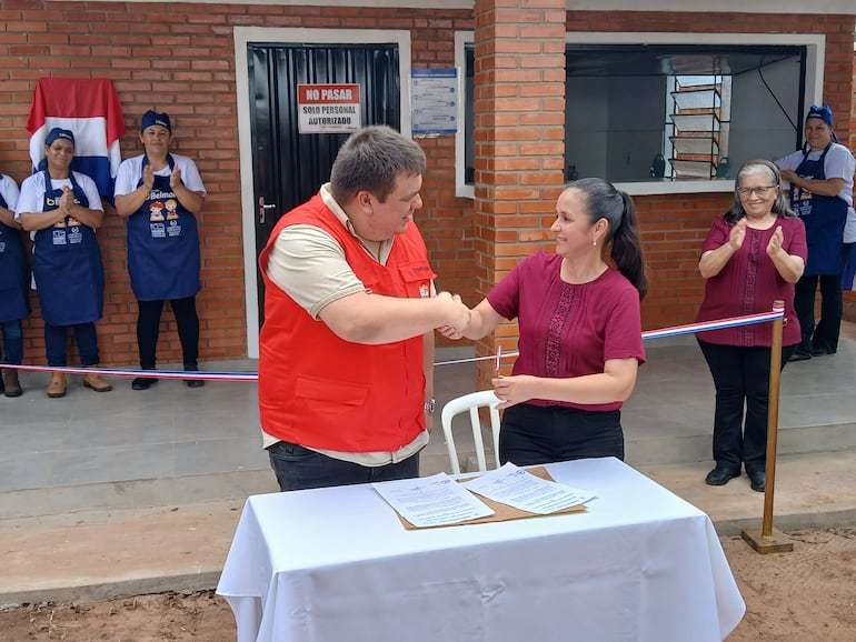 Entrega oficial de la cocina-depósito en la Escuela Básica N° 6596 San Cosme y Damian en Paso Yobai.