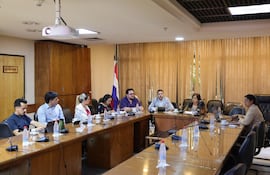 La senadora Esperanza Martínez (PPC) con médicos residentes.