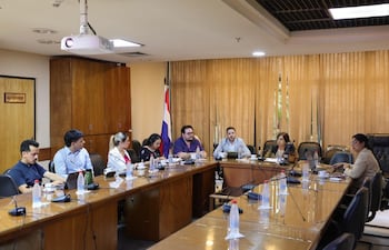 La senadora Esperanza Martínez (PPC) con médicos residentes.