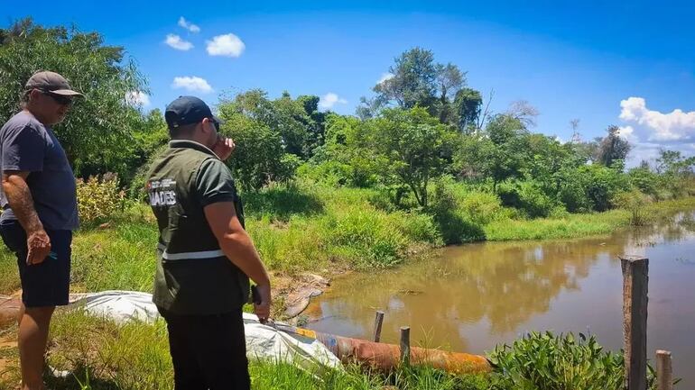 Funcionarios del Mades realizan la fiscalización del sistema de bombeo en el establecimiento de un productor de arroz.