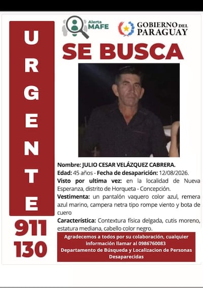 Cartel de búsqueda con foto de Julio César Velázquez Cabrera, vestimenta azul y detalles de su desaparición.