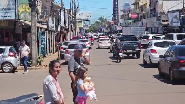 Aumentó el flujo vehicular y la circulación de personas en el sector comercial de Pedro Juan Caballero.