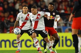 El mediocampista colombiano de River Plate, Juan Fernando Quintero (C), y el mediocampista de Red Bull Bragantino, Eric Ramires, luchan por el balón durante el partido de fútbol de la fase de grupos de la Copa Sudamericana entre el River Plate de Argentina y el Red Bull Bragantino de Brasil, en el estadio Más Monumental en Buenos Aires.