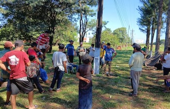 Los indígenas de las distintas comunidades se encuentran acampados al costado de la ruta PY08 en el km 358 mientras esperan la llegada de la asistencia