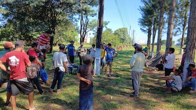 Los indígenas de las distintas comunidades se encuentran acampados al costado de la ruta PY08 en el km 358 mientras esperan la llegada de la asistencia