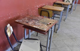 Una silla y una mesa destrozadas esperan a los alumnos para el primer día de clases en el emblemático CNC.