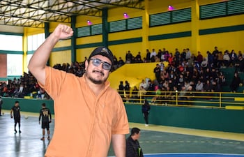 Gustavo Penayo, renuncia "con piolita" en de la Intendencia de Caapucú.