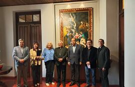 El cardenal Adalberto Martínez (centro) posa tras reunirse con sus asesores y los dirigentes del Círculo Paraguayo de Médicos.