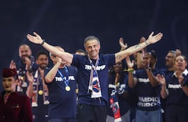 El entrenador español del Paris Saint-Germain, Luis Enrique (C), celebra durante una ceremonia para presentar el trofeo un día después de que el club de fútbol Paris Saint-Germain (PSG) ganara la UEFA Champions League, en el estadio Parque de los Príncipes en París.