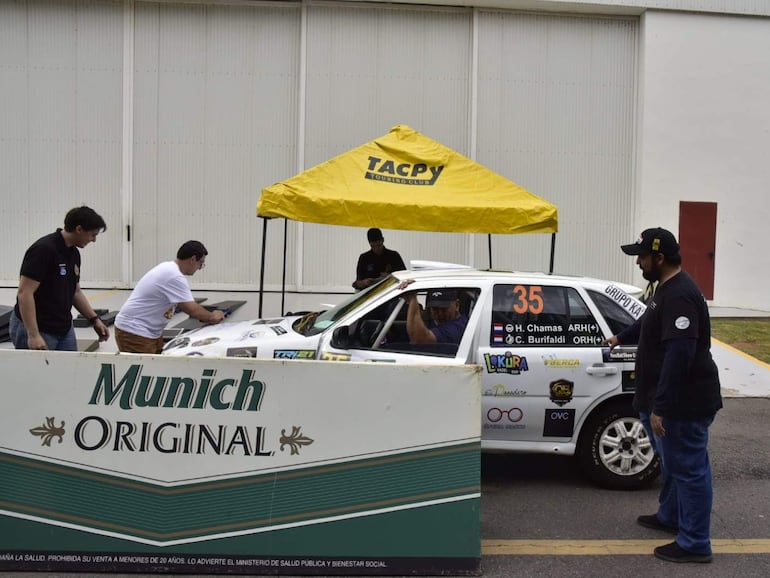 Los autos y las tripulaciones realizan las verificaciones técnica, administrativa y seguridad del Rally del Chaco 2026 en Hangares P.A.S., en Luque, Paraguay.