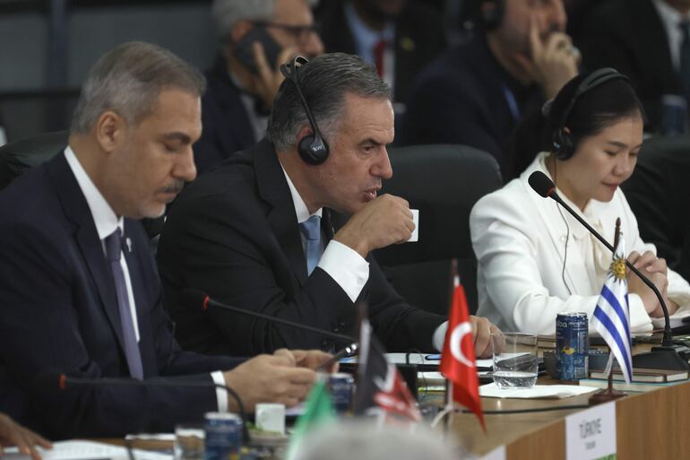 El presidente de Uruguay Yamandú Orsi (c) junto al ministro de Exteriores de Turquía, Hakan Fidan.