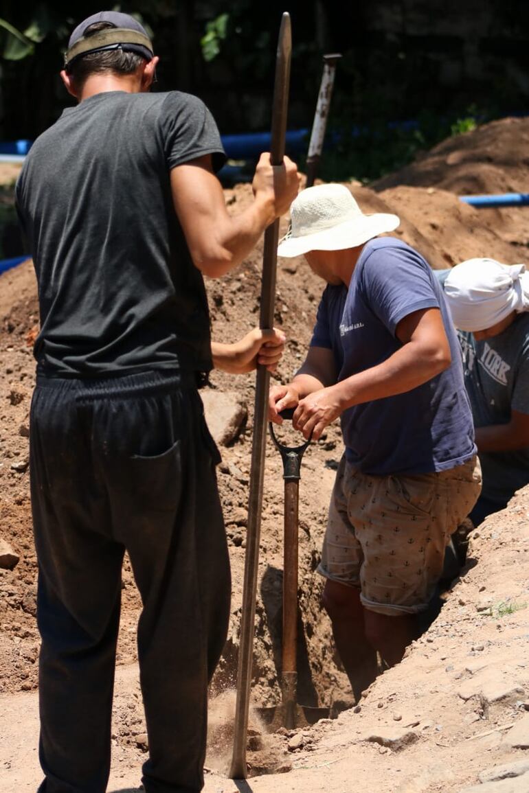 Técnicos y funcionarios de Essap trabajaron varias horas para solucionar el problema. (gentileza).
