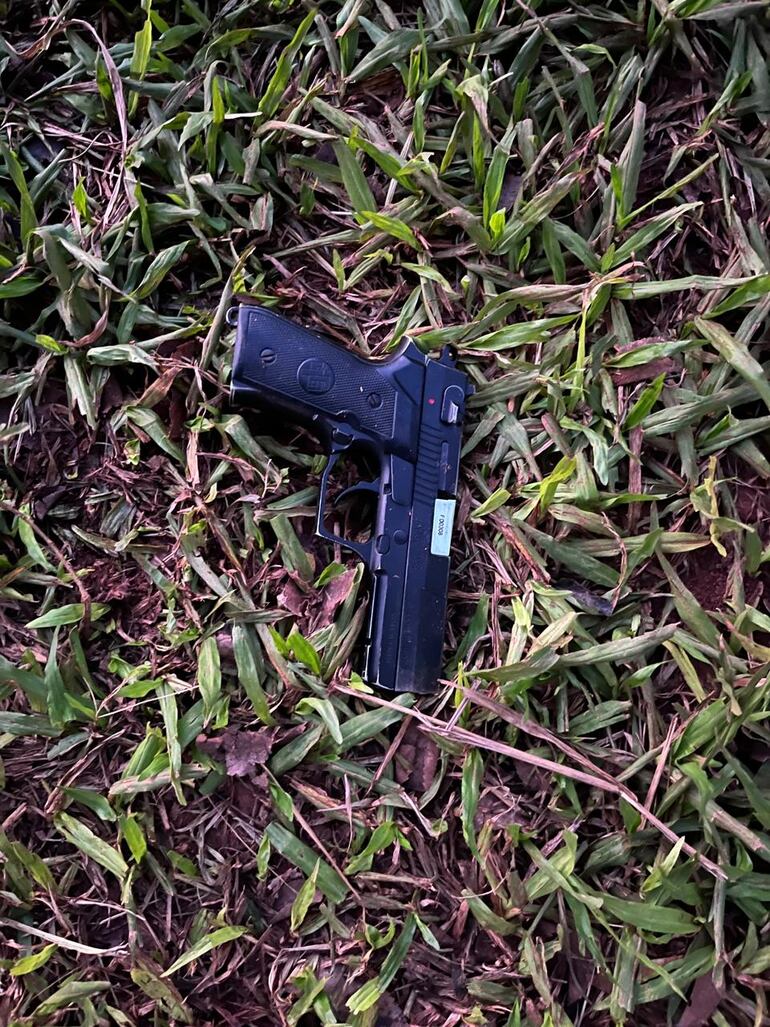 La pistola calibre 9mm., que fue encontrada en poder de uno de los detenidos fue remitido a la Fiscalía.