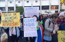 Funcionarios de la salud de todo el país se manifestaron esta mañana frente al Ministerio de Salud.