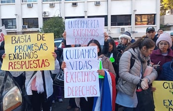 Funcionarios de la salud de todo el país se manifestaron esta mañana frente al Ministerio de Salud.