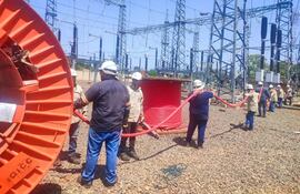 Operarios trabajando en el nuevo transformador de la Subestación de ANDE de Capiata