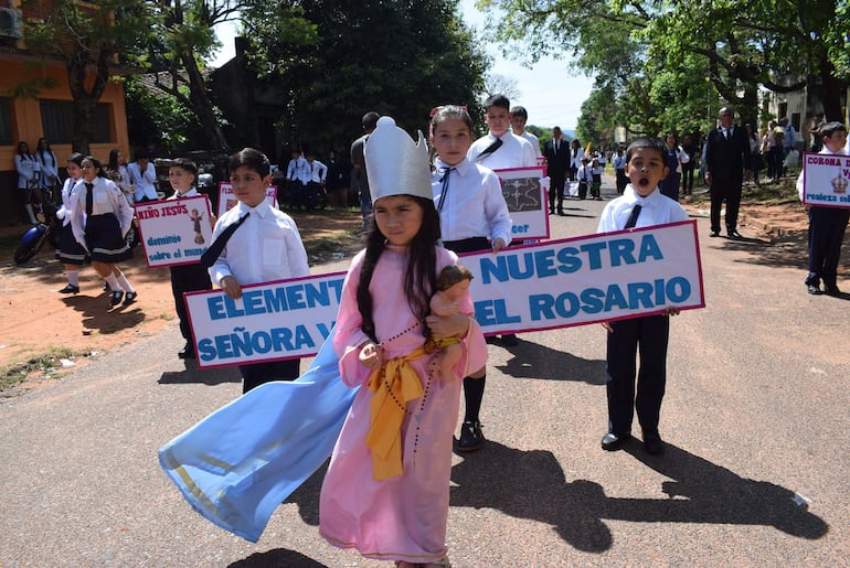 Estudiantes de la escuela básica San Juan Bautista desfilaron en honor de la santa patrona Virgen del Rosario, los alumnos portaron los elementos sacros de la virgen.