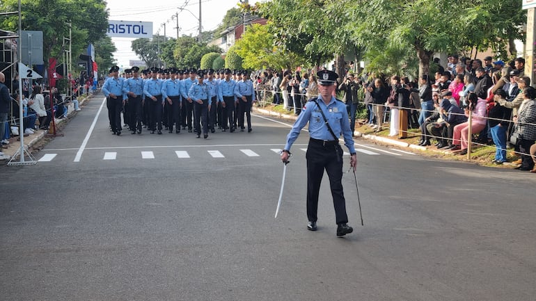 Aspirantes a suboficiales del Colegio de Policía Filial N.º 7 de San Juan Bautista, Misiones, desfilando en homenaje a la patria.