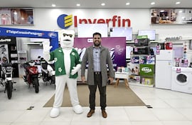 Oso famoso y José Vysokolan, gerente de Marketing de Inverfin.