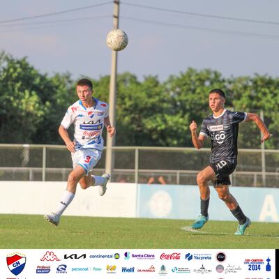 Libertad goleó a Nacional 6-1 con triplete del goleador Ever López (número 9)