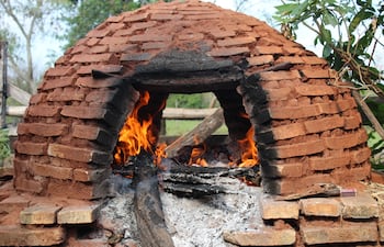 El tatakua en proceso de calentamiento para la cocción de la chipa.