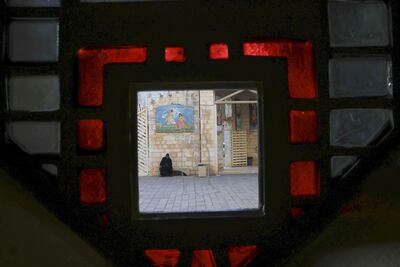 Nazaret es el escenario bíblico de la infancia de Jesús, pero en 2025 y a las puertas de la Navidad se ha convertido en una urbe con negocios cerrados, basura acumulándose en las calles e índices de criminalidad disparados, fruto del abandono estatal que sufren las ciudades palestinas en el norte de Israel.  