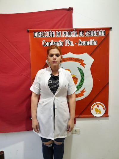 Ruth Valeria Dipp Portillo, detenida con su bata blanca en a comisaría 19° de Asunción.