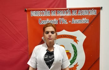 Ruth Valeria Dipp Portillo, detenida con su bata blanca en a comisaría 19° de Asunción.