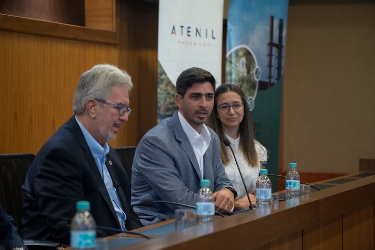 Firma de la fundación de Capadeco con las cuatro empresas dedicadas al desarrollo y comercio de créditos de carbono en el Paraguay.
