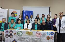 El equipo que integra la misión humanitaria, junto a autoridades y profesionales médicos del Alto Paraná, posan para la foto antes del inicio de sus actividades en esta primera jornada.