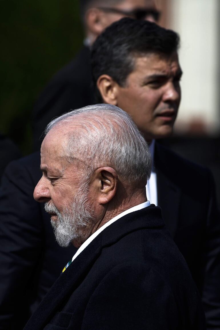 Fotografía del presidente de Brasil, Luiz Inácio Lula da Silva, frente a su homólogo de Paraguay, Santiago Peña.