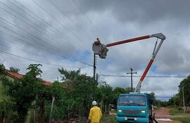 Funcionarios de la ANDE trabajan en Limpio (foto ilustrativa).