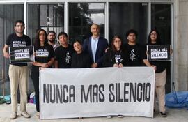 Amnistía Internacional Paraguay el día en que presentaron la acción de inconstitucionalidad contra la Ley de control a las ONG conocida como "Ley Garrote".