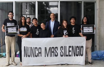 Amnistía Internacional Paraguay el día en que presentaron la acción de inconstitucionalidad contra la Ley de control a las ONG conocida como "Ley Garrote".