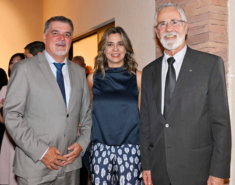 El embajador de Chile en Paraguay, Hernán Brantes Glavic, y su señora Rosana Bellolio Pasini ofrecieron una reunión en la residencia oficial del embajador con motivo de la celebración del 216°aniversario de la Independencia de Chile
