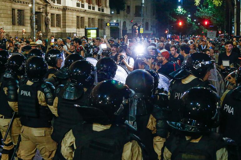 Policías hacen presencia durante una protesta de manifestantes contra el proyecto de 'ley ómnibus' en las inmediaciones del Congreso Nacional, en Buenos Aires (Argentina).