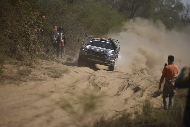 El Skoda Fabia RS Rally2 de Migue Zaldívar y Adolfo González en el tramo de la Línea Fronteriza durante la Etapa 2 del Rally del Chaco 2026.