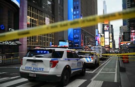Se observan vehículos de la policía de la ciudad de Nueva York en la zona donde un tiroteo con participación policial dejó un muerto cerca de Times Square, en Nueva York, el 31 de agosto de 2026. Según ABC7 Nueva York, una mujer apuñaló a dos personas antes de enfrentarse a la policía. (Foto de ANGELA WEISS / AFP)