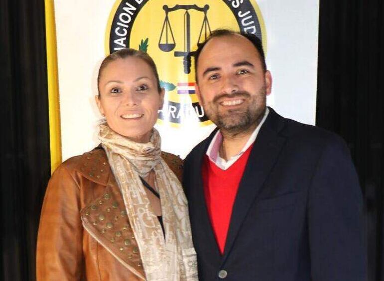 Jorge Bogarin Alfonso y su esposa, la jueza Karen González, ambos miembros actuales del consejo directivo de Derecho UNA.