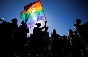 Personas se manifiestan durante una marcha convocada por colectivos LGTBI+ argentinos, este sábado en Buenos Aires (Argentina). La marcha antifascista y antirracista fue convocada en rechazo al discurso de odio de Javier Milei en el Foro Económico Mundial de Davos,