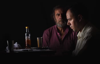 Héctor Silva y Hugo Núñez protagonizan la obra "El mejor contando vacas", que fue seleccionado para ir a un festival en Colombia.
