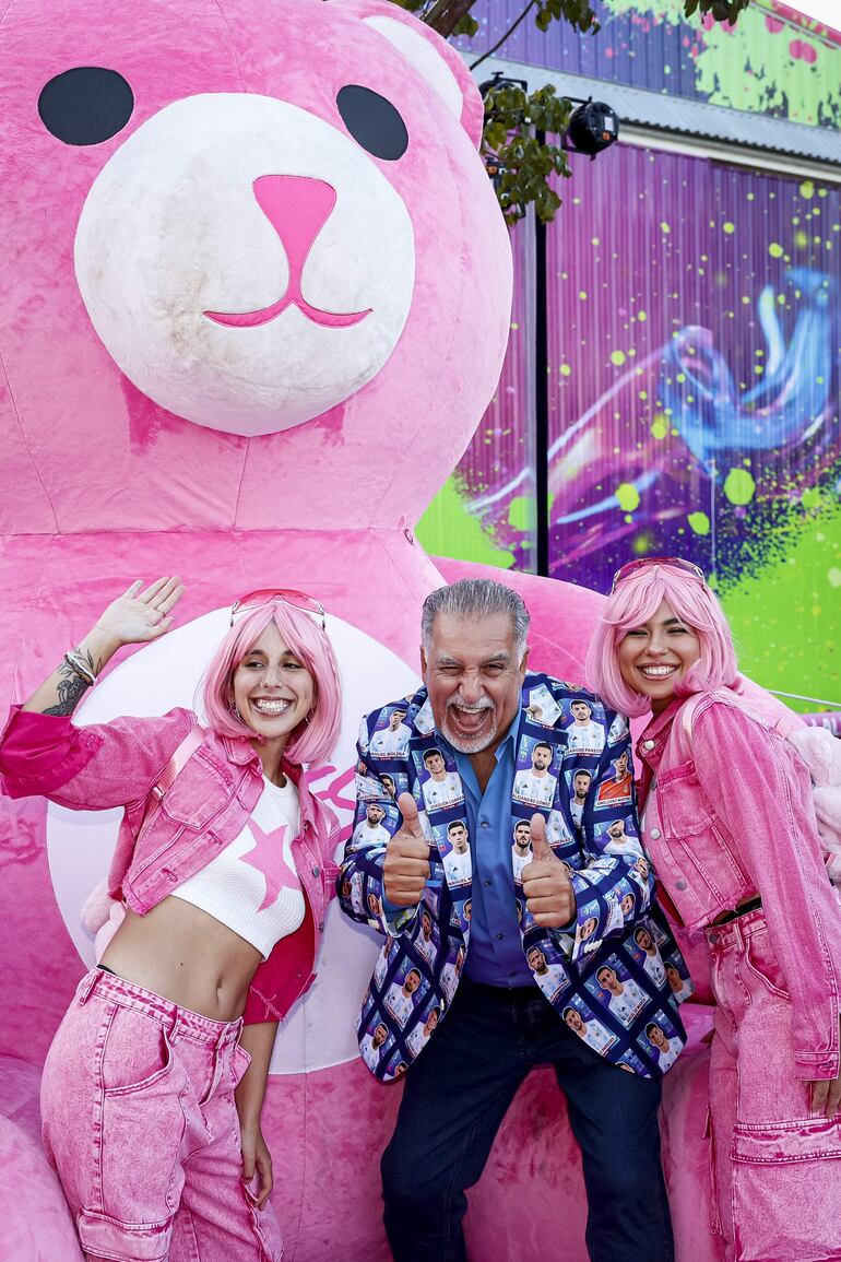 El presentador argentino de televisión Fernando Fiore posa junto a dos invitadas.