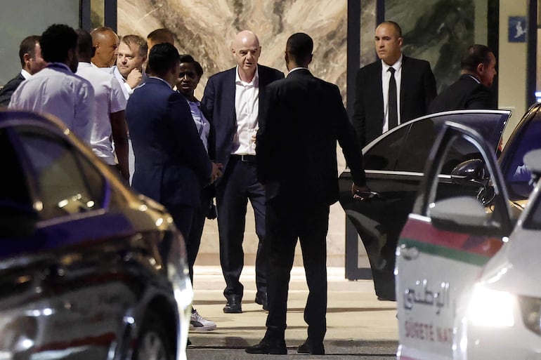 El suizo Gianni Infantino, presidente de la FIFA, luego de la reunión con dirigentes del ente rector del fútbol en Rabat, Marruecos.
FIFA then issued an apology while reaffirming its "full support" for Infantino. In a statement, the leadership acknowledged "that errors were also made after the proposal was leaked to media". (Photo by Abdel Majid BZIOUAT / AFP)