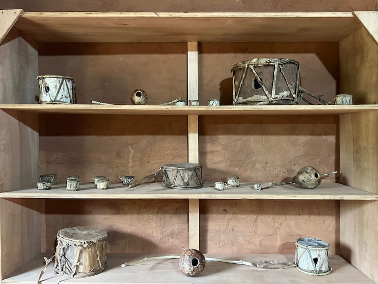 Colección de instrumentos autóctonos en exhibición dentro del museo “Peteke Róga” de la compañía Guayaibity, Yaguarón.