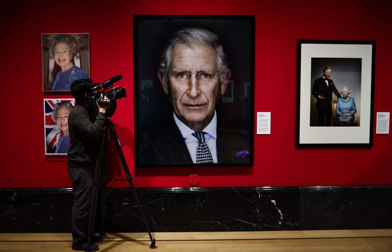 La exposición "Retratos reales: un siglo de fotografía" se encuentra habilitada desde hoy viernes 17 de mayo en el Palacio de Buckingham.