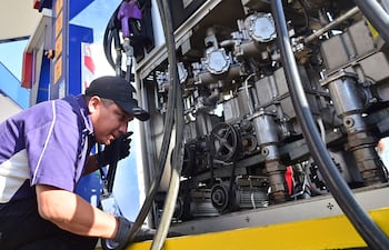 Un técnico del INTN verifica una máquina de expendio de combustible. Una manipulación de las máquinas, que se puede comprobar con una precinta que tiene en el interior, implica una multa de casi G. 40 millones. En caso de reincidencia, la gasolinera se expone a una cancelación de su autorización para operar.